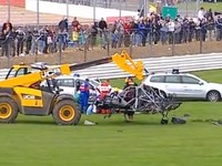 [Vidéo] Comment réduire à néant une Renault Megane Trophy en course