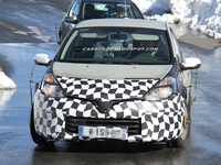 Surprise : un nouveau mulet de la Renault Clio IV prend l'air