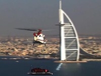 [Vidéo] Aston Martin perche une Vanquish sur l'héliport du Burj Al Arab
