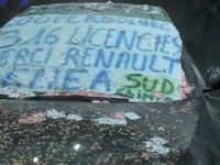 Mondial de Paris 2010 : la Renault Latitude prise d'assaut par la CGT, recouverte de farine