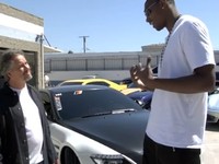 [Vidéo] Pas facile de s'installer au volant de sa BMW M6 quand on est un basketteur de plus de 2 mètres de haut