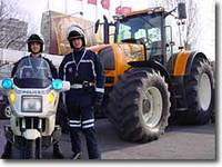 Gag : découvrir Paris en tracteur 