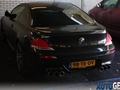 Une BMW M6 coupé avec six sorties d'échappement