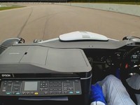 [Vidéo] Une Ariel Atom fait la course contre une imprimante Epson à jet d'encre