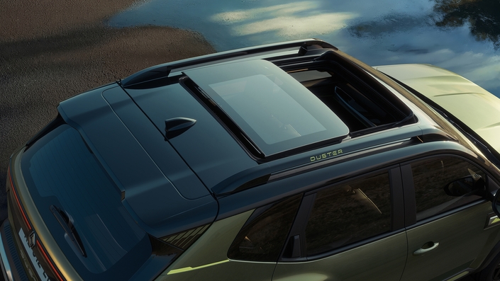 La montée en gamme du Duster se traduit aussi par la présence d’un toit ouvrant panoramique, équipement réservé au Bigster (en option) dans nos contrées. Sa présence est permise par une réhausse du pavillon de 3,4 cm.