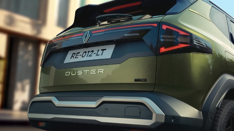 Le dessin du hayon apparaît plus chargé que celui du Duster, notamment quand la carrosserie se pare d’une teinte bi-ton (pavillon et becquet arrière en noir brillant). 