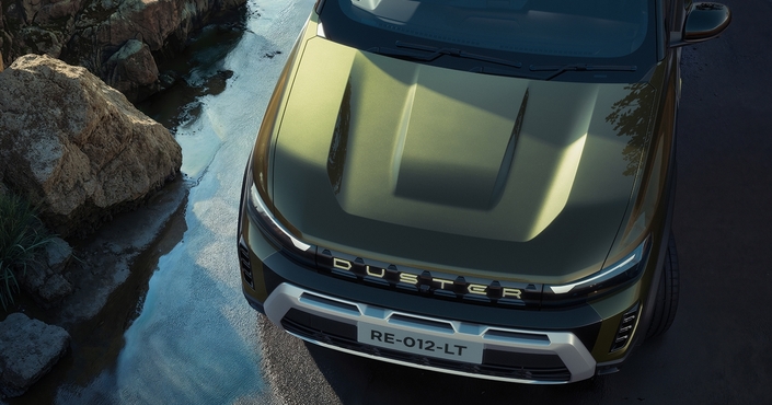 Sous le capot prennent place trois motorisations déjà largement répandues au sein du groupe Renault. Deux blocs TCe, développant respectivement 100 (BVM6) et 160 ch (BVM6 ou BVA6), assureront l’essentiel des ventes. La gamme est chapeautée par un bloc Full hybrid E-Tech 160 ch, ce qui permet au Duster d’être la toute première Renault hybride vendue en Inde.