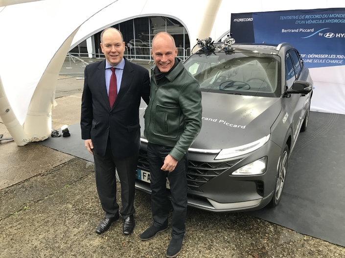 S.A.S le Prince Albert II de Monaco a pris place à bord du Hyundai Nexo pour la dernière partie du périple. Auparavant, Bertrand Piccard aura notamment fait embarquer Le Grand-Duc Henri de Luxembourg, le Président d’Air Liquide Benoît Potier, le Ministre de l’Economie et des Finances Bruno Le Maire et la Ministre de la Transition écologique et solidaire Elisabeth Borne.