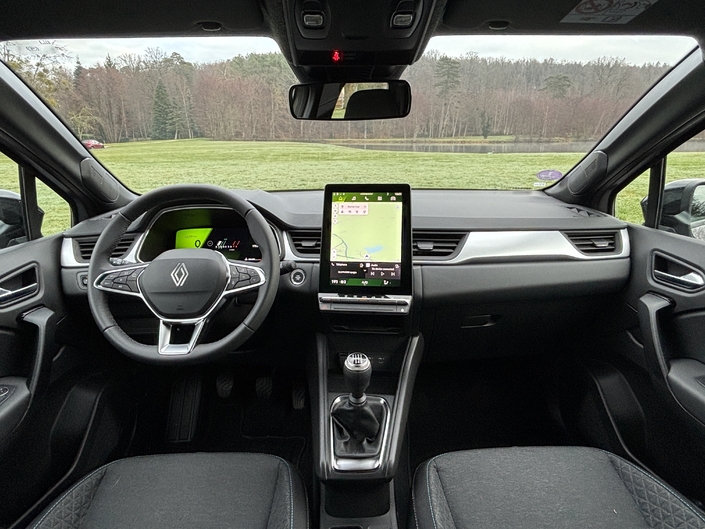 La planche de bord est similaire à celle du Captur. Le dessin est classique et la qualité des matériaux est bonne.