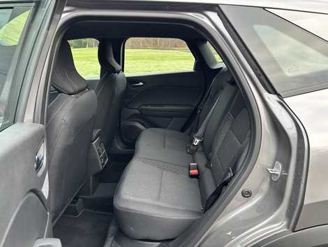 Le Symbioz possède une banquette arrière coulissante sur 16 cm.