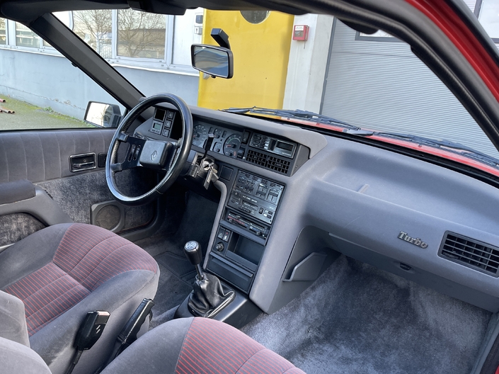 Un tableau de bord typique des Renault des années 80, avec une casquette et une pléthore de gadgets.