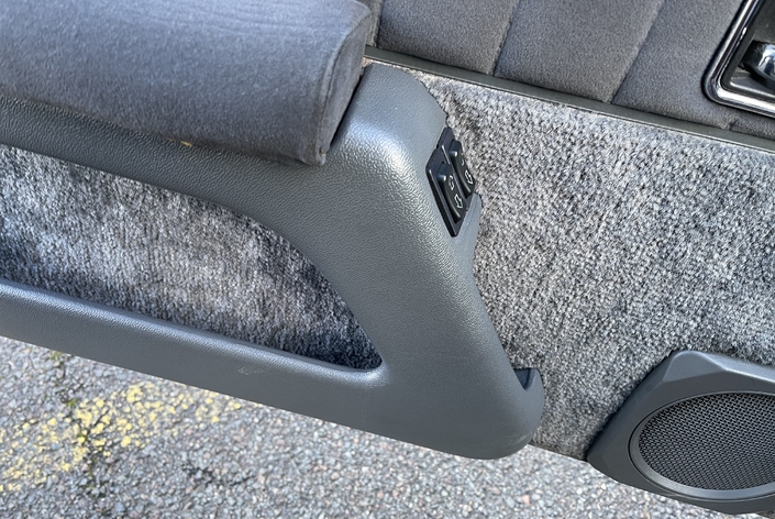 Les accoudoirs de la Fuego, d'un design très abouti, intègrent les vide-poche, la poignée et les commandes des vitres électriques. Admirez le généreux garnissage moqueté...