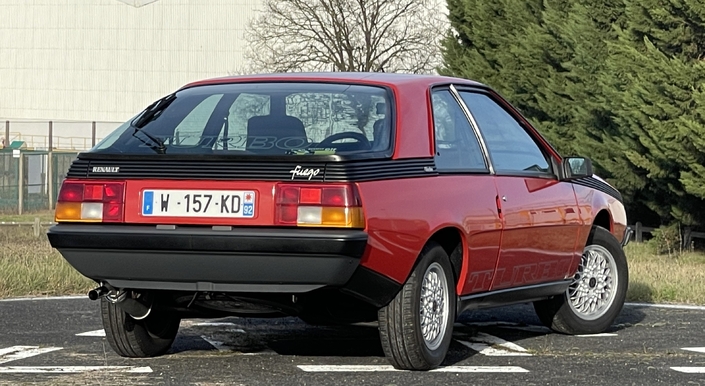 La Renault Fuego lors de la séance vidéo à Flins, sur la piste d'atterrissage d'hélicoptère.