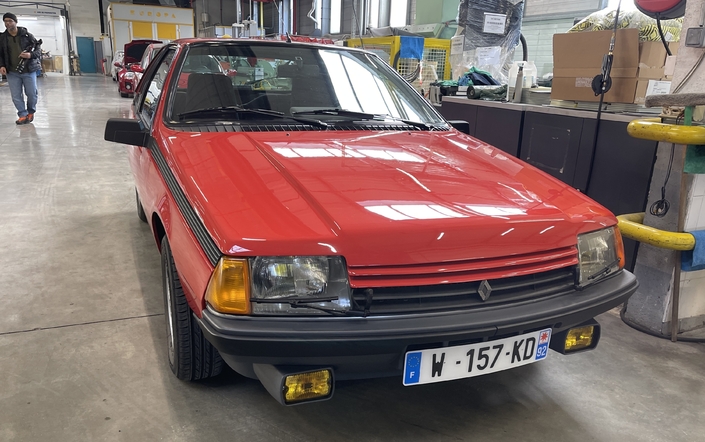 La Renault Fuego Turbo du stand Caradisiac lors de sa collecte à l'atelier Renault à Flins.