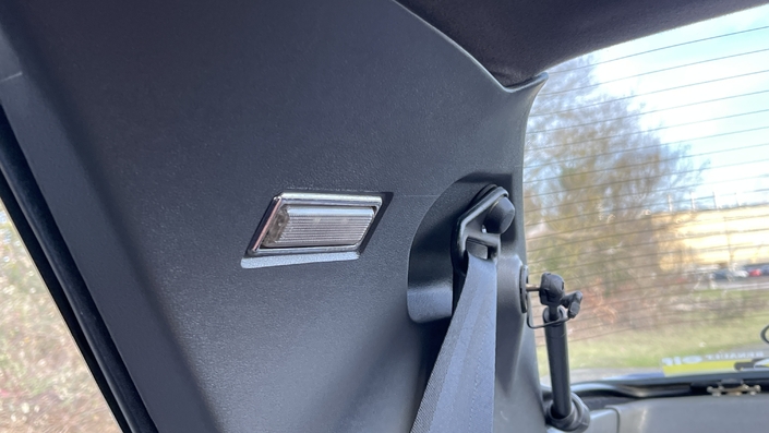 L'habitacle de la Renault Fuego se constelle de spots de lecture, y compris à l'arrière.