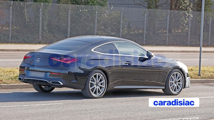 Pour le moment, la poupe du coupé Mercedes CLE n’est pas camouflée, mais cela ne veut pas dire qu’il n’y aura pas de changement au niveau des feux. Car les essais de ce modèle restylé viennent de commencer et quant à sa présentation, elle n’aura lieu au plus tôt, qu’à la fin de 2026.