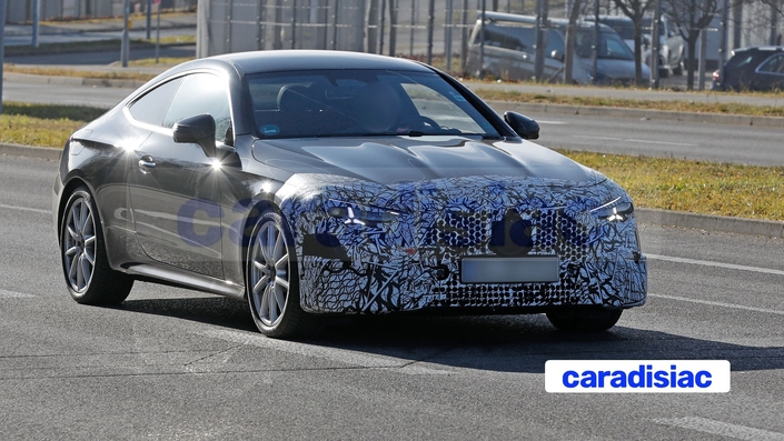 La partie avant, de ce prototype, indique déjà où se trouveront les principales modifications sur le coupé Mercedes CLE. Celles-ci seront limitées à la calandre et à la signature lumineuse du coupé qui va adopter des feux de jour étoilés.