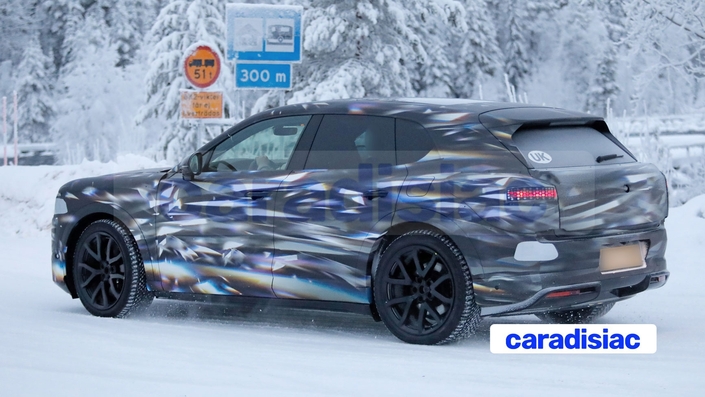 Pour Bentley, le passage au tout électrique va se faire doucement, car les modèles hybrides continueront leur vie commerciale pendant de longues années. Le Bentley « Urban » sera un SUV performant avec deux moteurs électriques de forte puissance afin de disposer d’une transmission intégrale. 