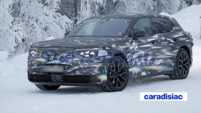 Sur le prototype photographié du SUV Bentley « Urban », on voit de nouveaux détails comme la signature lumineuse de ce modèle qui sera commercialisé l’an prochain. On voit que ce SUV affiche un empattement assez long. Ce sera le gage d’un habitacle spacieux.