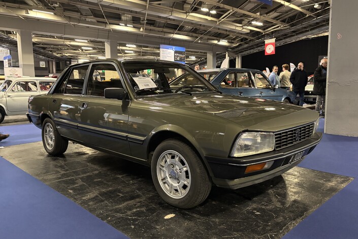 Cette Peugeot 505 GTi phase 1 est affichée 16 490 €.