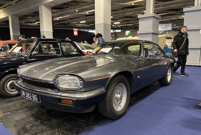 Cette Jaguar XJS 4.0 de 1992 n'affiche que 54 450 km, pour un prix de vente de 29 900 €.