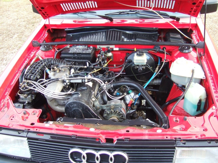 Le 4-cylindres 1,8 l à injection de l'Audi 80 GTE est du genre incassable si on n'oublie pas de changer sa courroie de distribution.