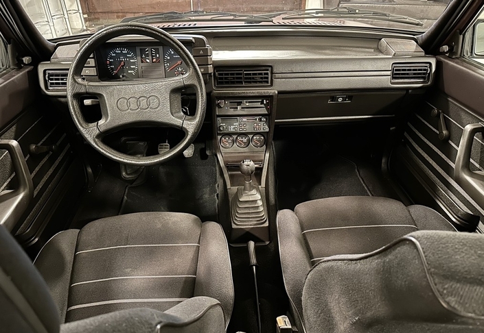 Tracé à la règle, le tableau de bord de l'Audi 80 GTE, ici en 1983, n'est même pas très qualitatif. Mais il profite d'une bonne ergonomie... sauf pour les jauges situées au bas de la console centrale.