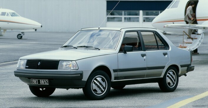 Apparue en 1980, la Renault 18 Turbo passe à 125 ch à l'été 1982 pour le millésime 1983. Elle n'existe qu'avec les clignos blancs. Les belles jantes en alliage sont de série.