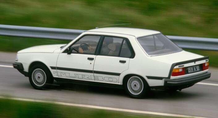 La mise à jour de l'été 1983 ne modifiera pas la poupe de la R18 Turbo qui reçoit tout de même un nouveau lettrage latéral.