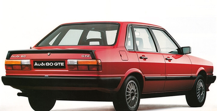 L'Audi 80 GTE s'orne d'un béquet arrière. Le coffre pâtit d'une faible ouverture et de formes alambiquées. Ces jantes en alliage sont en supplément.