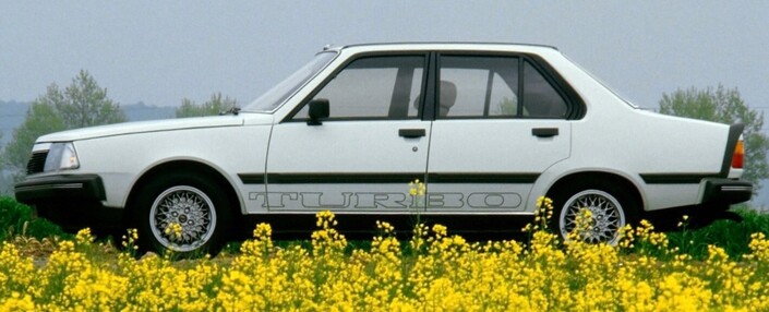 La R18, sortie la même année que l'Audi 80 B2, en 1978, est sensiblement plus travaillée par son aérodynamique, le Cx ressortant à 0.38. Ici en 1984, avec les très belles jantes BBS.