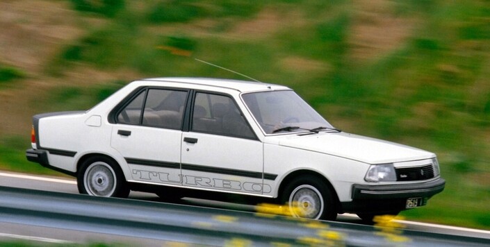 Passé 3 000 tr/min, le moteur de la R18 Turbo (ici en 1984 avec le bandeau coloré dans la calandre), délivre de sacrées accélérations. La tenue de route est excellente, mais en cas de freinage brusque, le train arrière se déleste parfois dangeureusement.