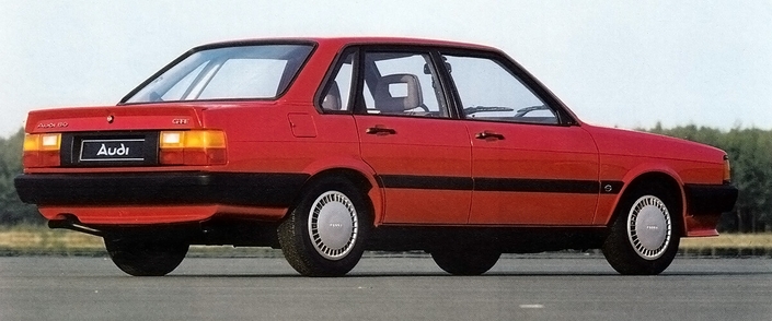 Le restylage de fin 1984 apporte à l'Audi 80 GTE une nouvelle poupe où le coffre abaisse son seuil, les feux s'inspirant de ceux de la 100. Le Cx chute à 0.38 !