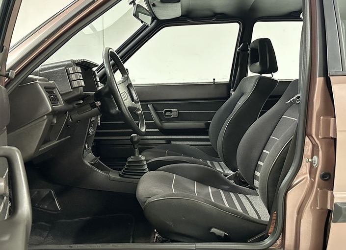 Malgré les sièges au motif à rayures, l'habitacle de l'Audi 80 GTE est austère, et s'il est bien assemblé, les plastiques font bas de gamme.