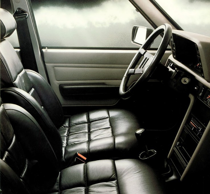 L'habitacle de la R18 Turbo est plus chatoyant que celui de sa rivale, surtout avec le cuir optionnel comme ici, avec le tableau de bord initial.