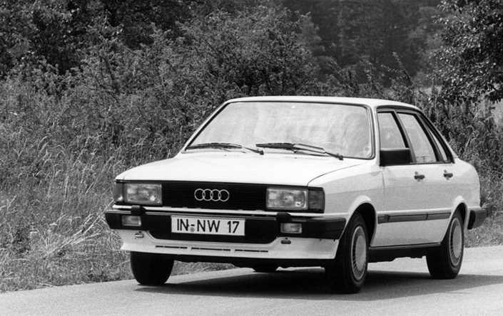Dans sa version GTE révélée fin 1982, l'Audi 80 perd tous ses chromes et gagne un spoiler avant. Les projecteurs antibrouillards restent en supplément.