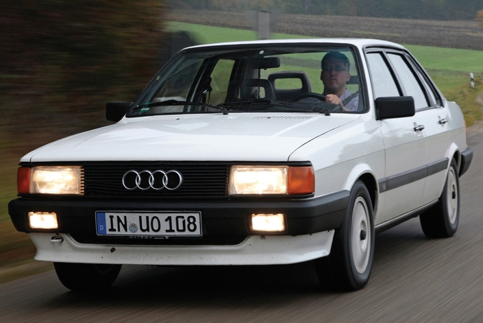 Moteur souple, plein et allègre, comportement sûr et agile, excellente boîte : l'Audi 80 GTE, ici une auto restylée de 1985 (calandre moins verticale), régale par son agrément de conduite.