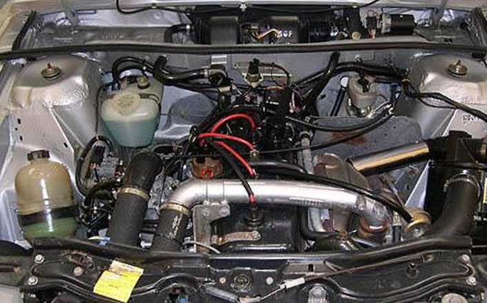 Renault maîtrisant bien la technologie du turbo, le moteur de la R18 Turbo, ici en 1984, est très fiable.