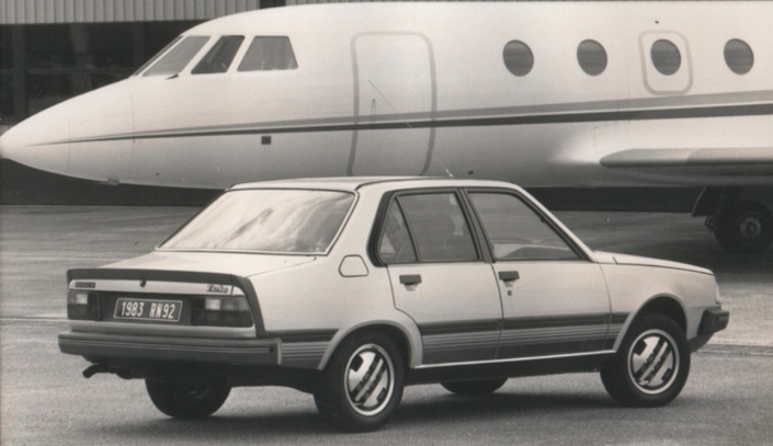 La  Renault 18 Turbo se pare d'un étonnant béquet arrière qui descend sur les ailes.