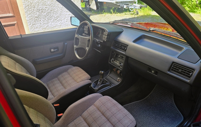 En 1984, l'Audi 80 GTE adoucit les formes de son tableau de bord, mais demeure tout aussi pauvrement équipée qu'auparavant.