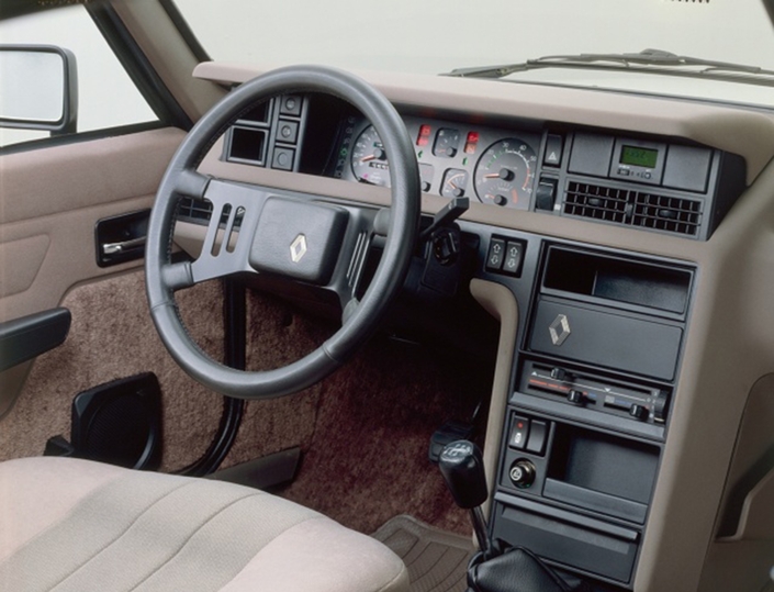 Pour 1984, la R18 Turbo reçoit le tableau de bord de la Fuego Turbo, plus riche et moderne.