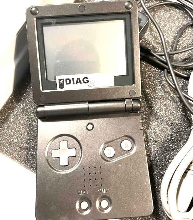 Quand la Game Boy réparait des motos : le hack improbable qui vaut aujourd’hui une fortune