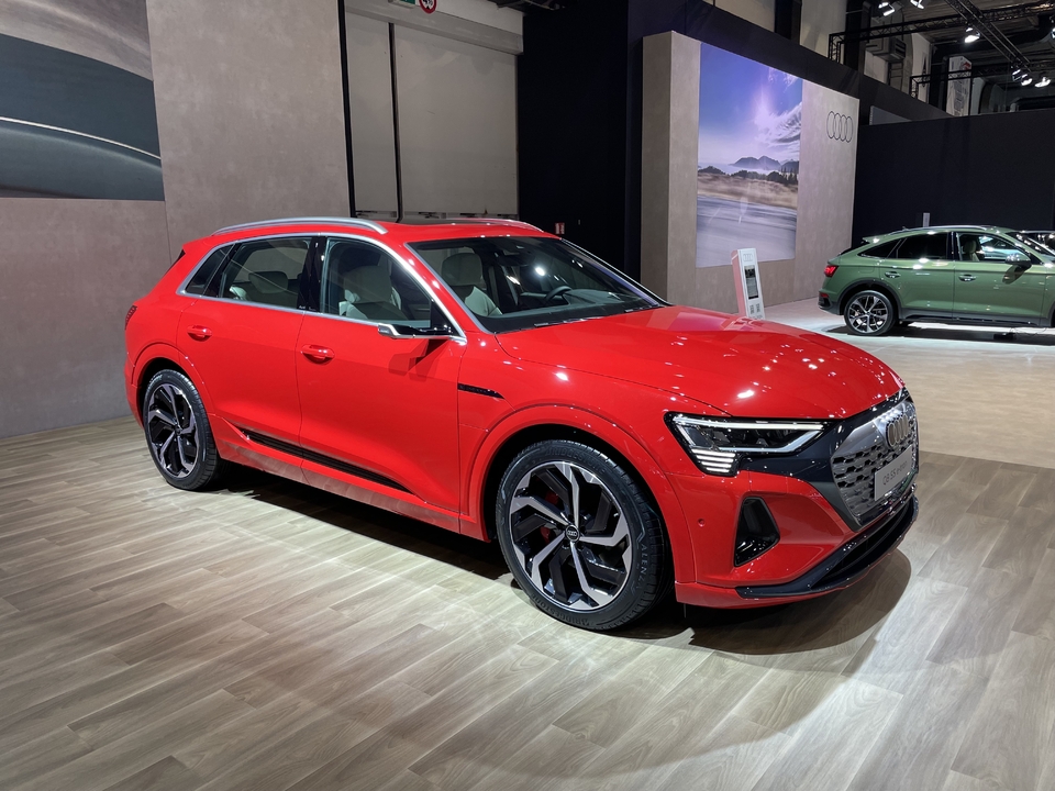 S8-salon-de-bruxelles-2023-audi-q8-e-tron-il-en-a-sous-le-plancher-742042.jpg