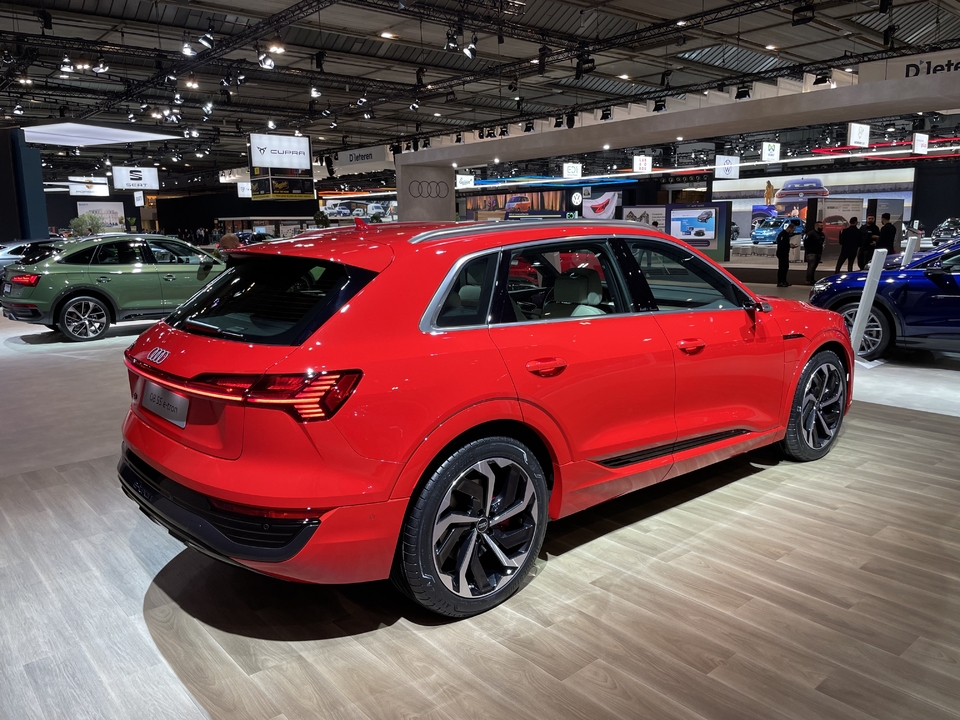 S8-salon-de-bruxelles-2023-audi-q8-e-tron-il-en-a-sous-le-plancher-742044.jpg