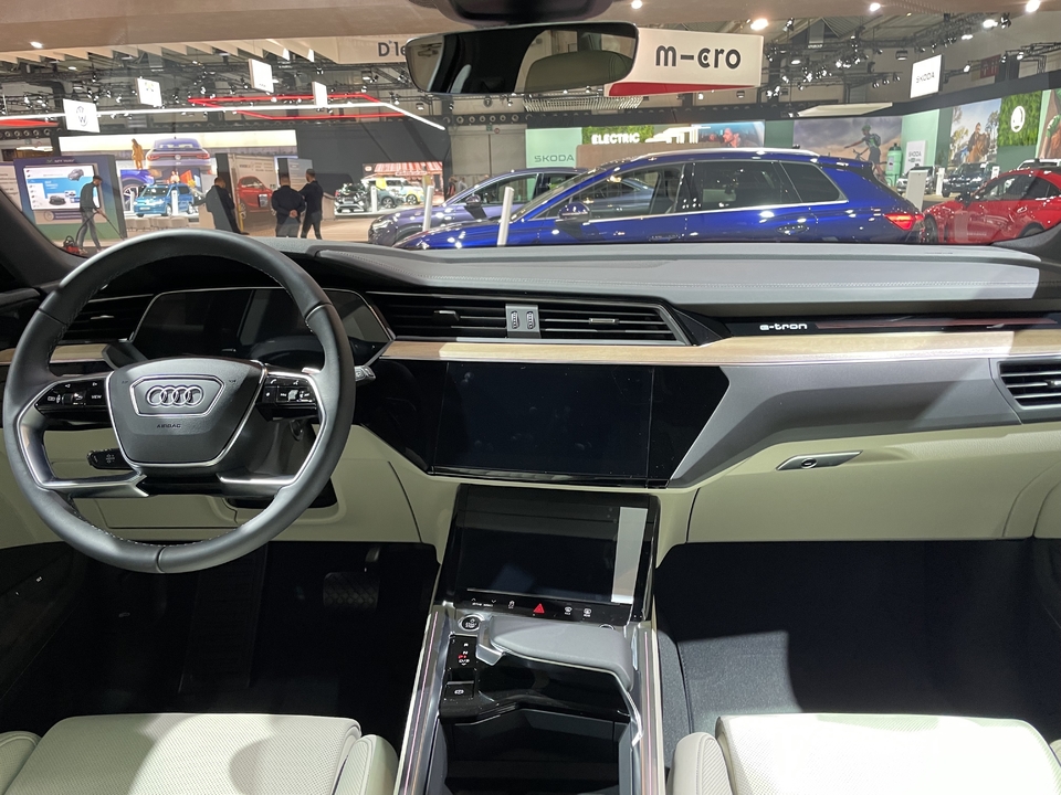 S8-salon-de-bruxelles-2023-audi-q8-e-tron-il-en-a-sous-le-plancher-742047.jpg