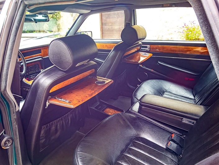 La Jaguar vous plaît ? Vous allez adorer la Daimler, dotée de sièges indépendants à réglages électriques et de tablettes de pique-nique. Photo : Benzin.fr.