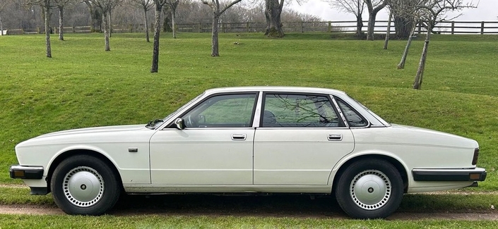 Sans en avoir l'air, la Jaguar XJ40 frôle les 5 m de long. Ici, une version de base, aux encadrements de vitres noirs.