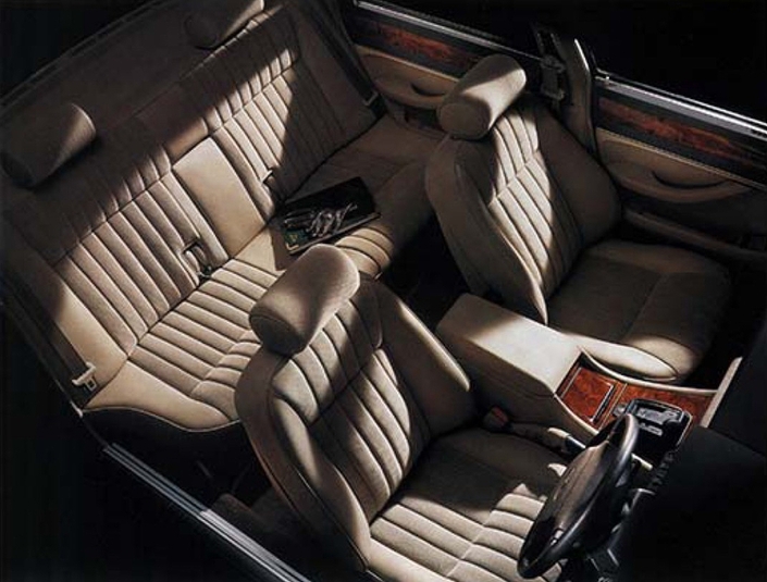 En finition de base, la Jaguar XJ40 se contente d'une sellerie en velours, très plaisante cela dit. Le cuir demeure bien sûr disponible en supplément.