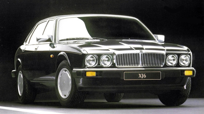 En version de base, la Jaguar XJ40 arbore quatre projecteurs ronds, plus séduisants que les éléments rectangulaires du haut de gamme.