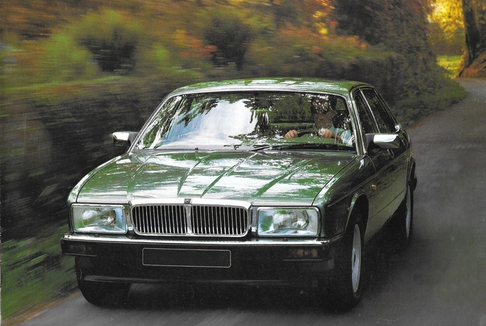 Sur route, la Jaguar XJ6 4.0 n'est que douceur, confort, silence... Enfin presque : elle accepte avec bonne volonté d'être malmenée, et délivre de bonnes performances.
